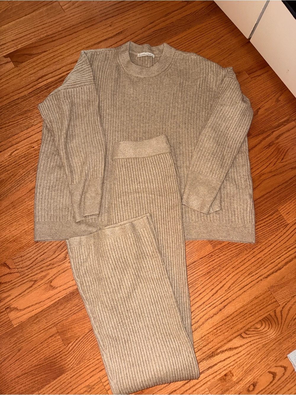 Abercrombie Ribbed Set.
Large top Medium bottom